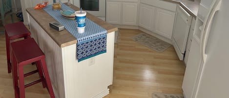 Réfrigérateur, four à micro-ondes, un four, surface de cuisson