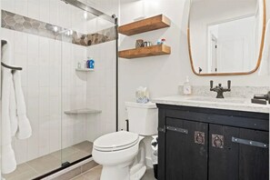 Hårføner, håndklær, såpe og sjampo