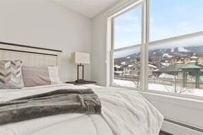 2 soverom, skrivebord, strykejern/-brett og wi-fi (inkludert)