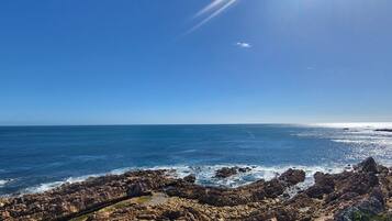 Vlak bij het strand, ligstoelen, strandlakens
