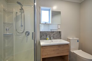 Shower, hair dryer, towels, toilet paper - Kaikoura Fishing Retreat, not just for fishing!!! (Kaikoura)