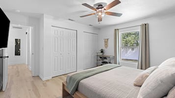 2 bedrooms, in-room safe, desk, iron/ironing board