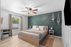 2 bedrooms, in-room safe, desk, iron/ironing board - Clean Cottage - 6 Minutes to World Equestrian Center! (Ocala)