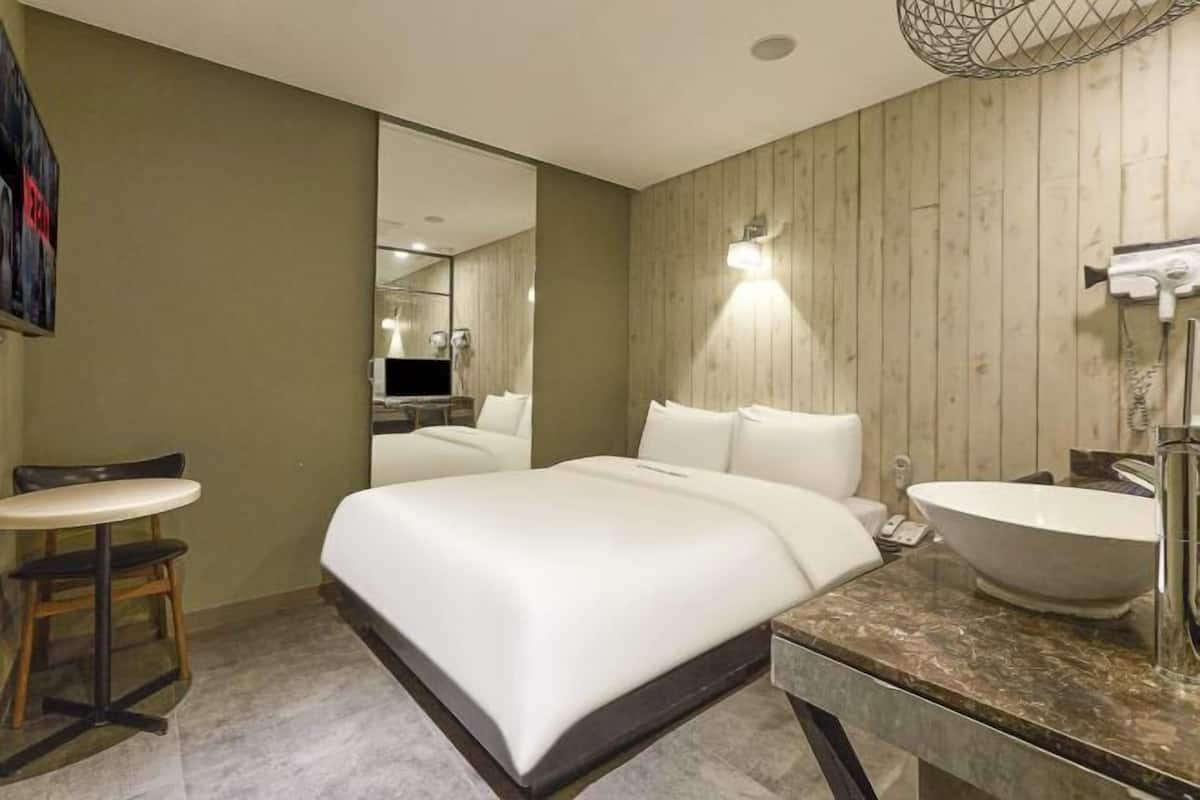 1 bedroom, soundproofing, free WiFi, bed sheets