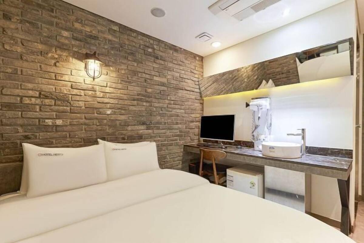 Soundproofing, WiFi (free), bed sheets