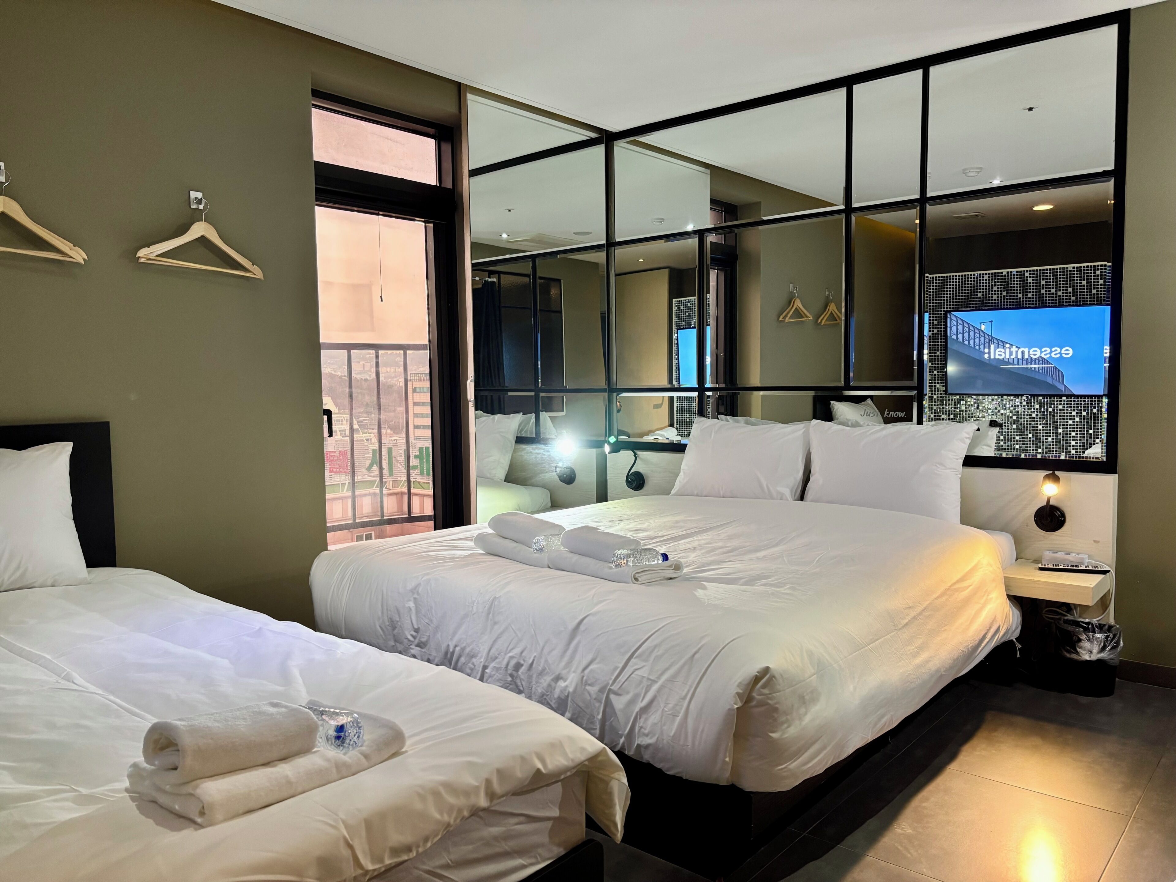 Habitación urbana con 2 camas individuales | Insonorización, wifi gratis y ropa de cama 