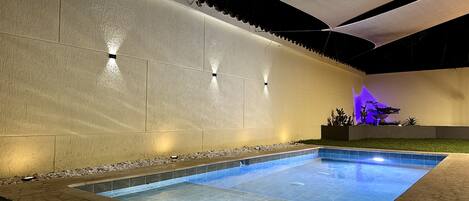 Een buitenzwembad en een verwarmd zwembad