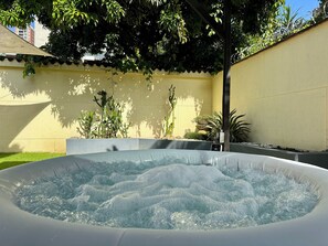 Bañera de hidromasaje al aire libre