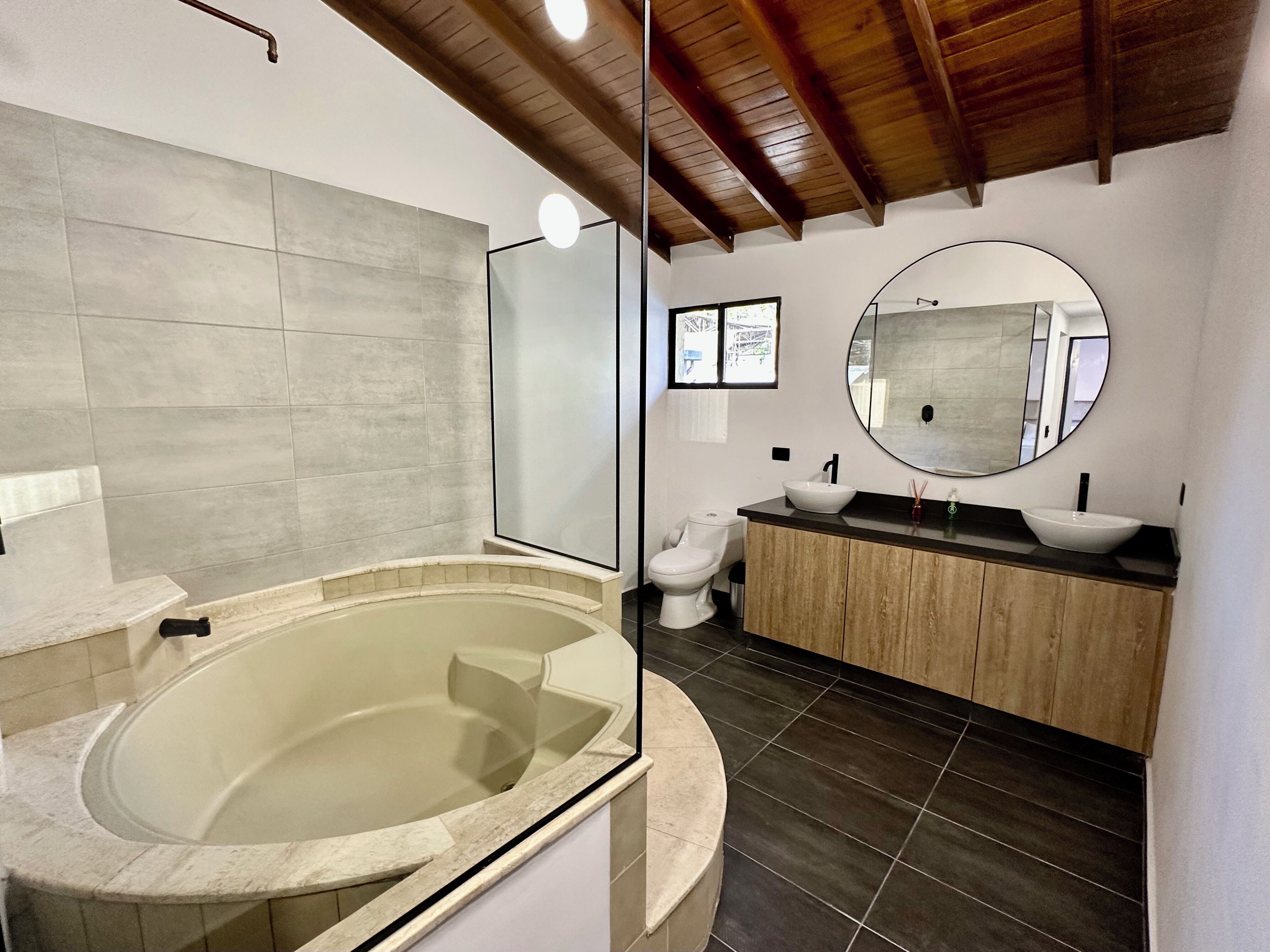 Een douche, handdoeken, zeep, shampoo