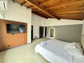 6 bedrooms, in-room safe, WiFi, bed sheets
