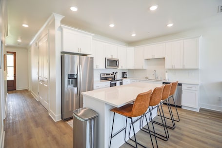 Fridge, microwave, oven, stovetop. New 3BR/3.5BA condo 1.2 miles from MSU and 1.9 miles from the Cotton District!