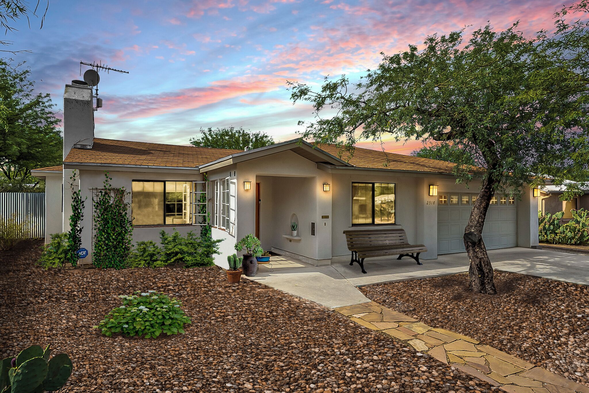 Relaxing 3BD/2BA Near UofA w/ BBQ, Koi Pond, Zen Garden - Low Summer Rates! 🪷