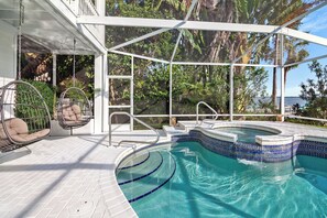 Utomhuspool och uppvärmd pool