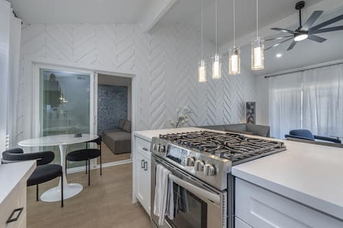 Appartement luxueux | Cuisine privée | Réfrigérateur grande capacité avec congélateur, four à micro-ondes