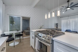 Luxury Apartment | Private kitchen | Full-size fridge, microwave, oven, stovetop - Ash & Ko Boutique Lodging (Phoenix)