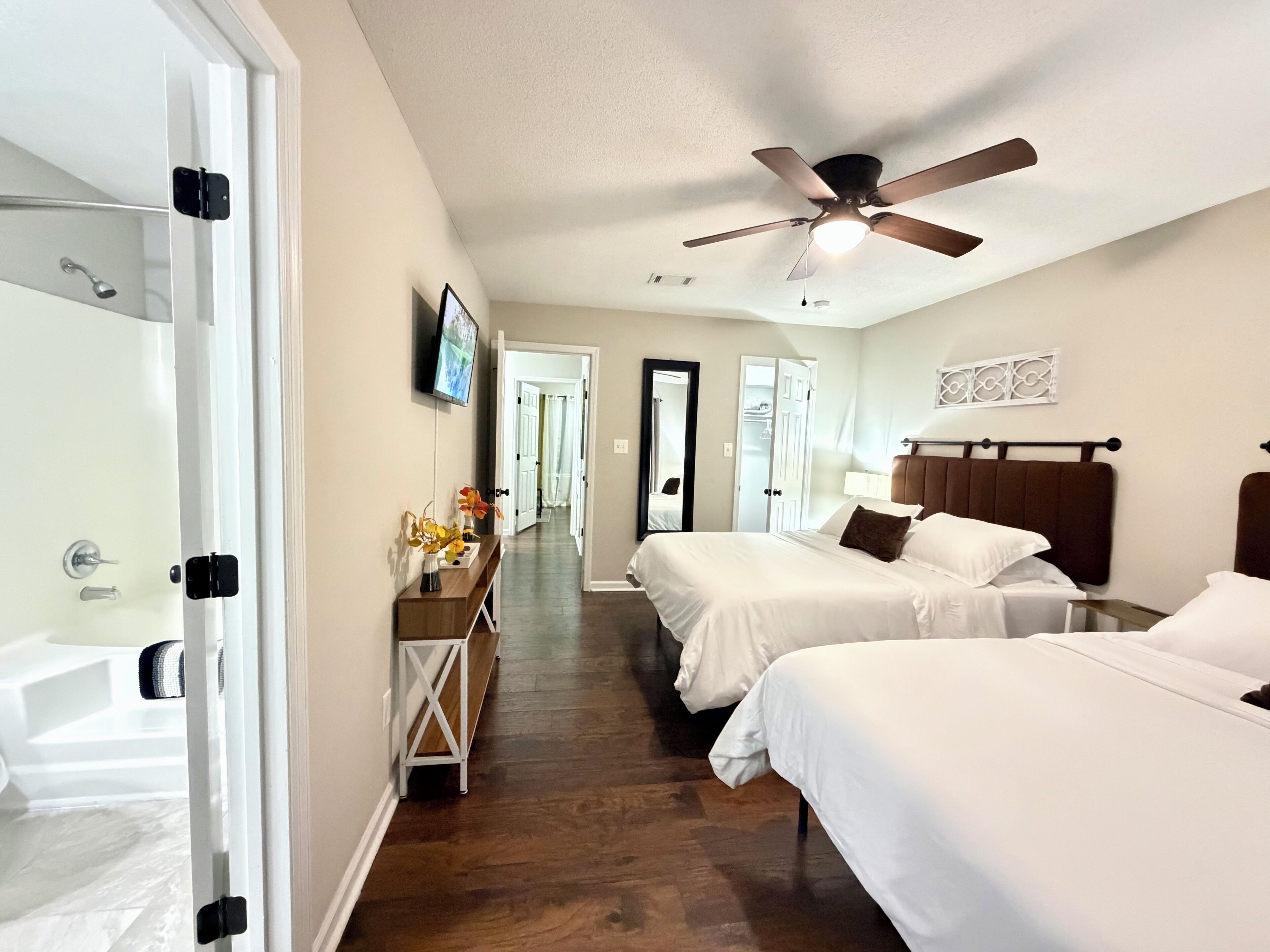 3 chambres, bureau, fer et planche à repasser, lit parapluie