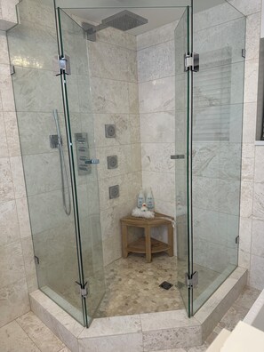 Hair dryer, towels, soap, shampoo - Historical Lux 2BD suite | stocked kitchenette | free parking | welcome gift  (Vancouver)