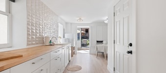 Historical gem suite 2 queen beds with spa-Like bathroom & garden patio fountain