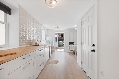 Historical gem suite 2 queen beds with spa-Like bathroom & garden patio fountain