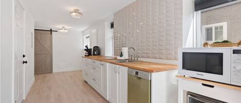 Réfrigérateur, micro-ondes, lave-vaisselle, cafetière/bouilloire