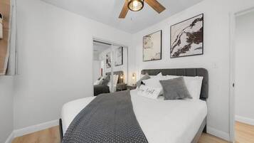 2 slaapkamers, een strijkplank/strijkijzer, internet, beddengoed