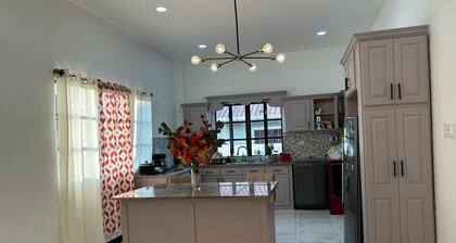 Stylish Comfort and Quiet Convenience –Herstelling, East Bank