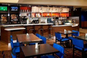 Dining - Convenient Stay in Detroit Auburn Hills! 2 Enjoyable Units, Pets Allowed, Pool! (Auburn Hills)