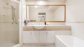 Badewanne, Haartrockner, Handtücher