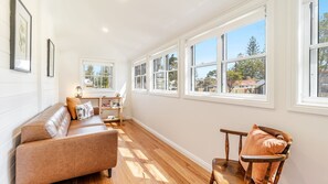 TV - Lime Tree Cottage - Pet Friendly Paradise - Holiday Yamba (Yamba)