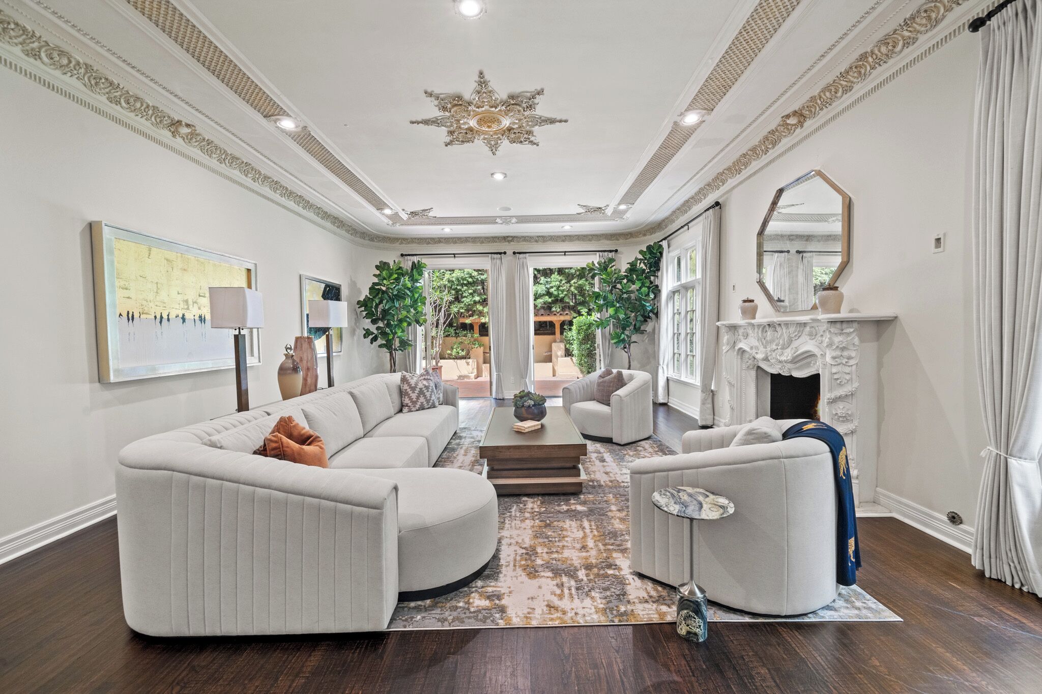Huge 10,000sqf House in Beverly Hills 