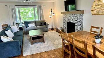 TV connectée, cheminée, chaîne hi-fi