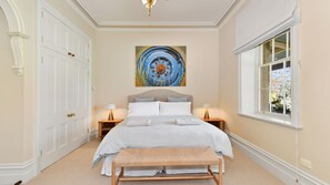 5 Schlafzimmer, Schreibtisch, Bügeleisen/Bügelbrett, Reisekinderbett