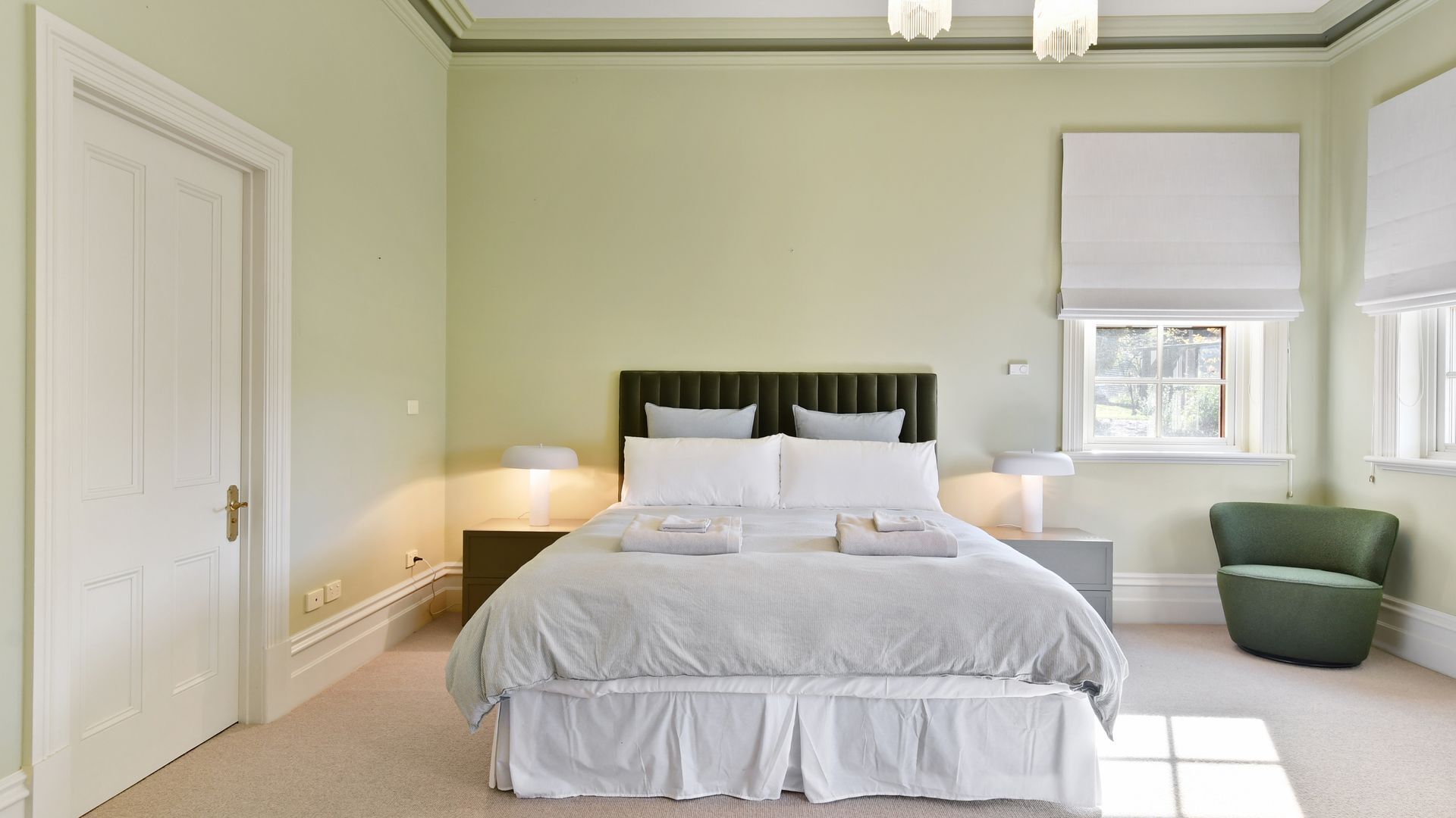 5 chambres, bureau, fer et planche à repasser, lit de bébé portatif