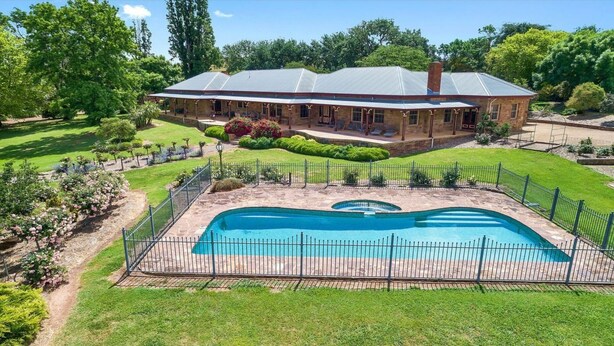 A large house with a swimming pool surrounded by a fence. - Cornhill - Merrijig - Sleeps 12 (Merrijig)