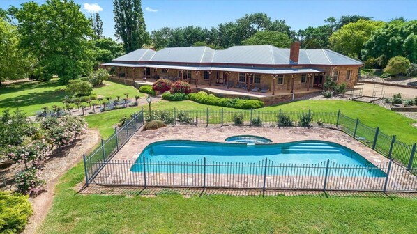 Et oppvarmet basseng