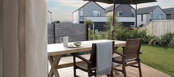 Welcome to The Meadows: Your Family-Friendly Haven in a Vibrant Neighborhood!