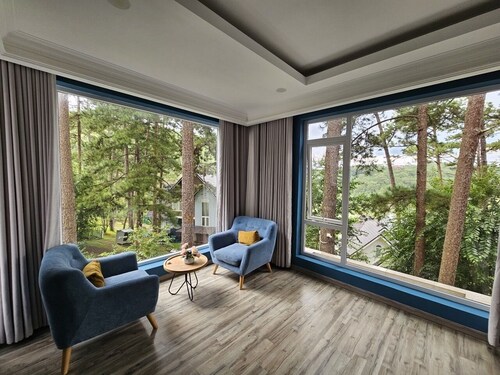 Villa with lakeview and surrounded pine trees - 15 minutes to downtown Dalat!