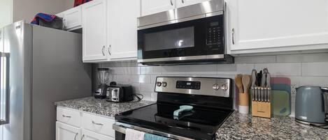 Mikrowelle, Ofen, Herdplatte, Geschirrspüler