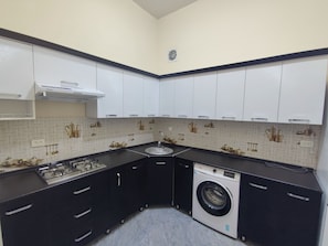 Refrigerador con freezer, microondas, horno, lavavajillas