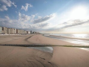 Beach nearby - Amuzee with parking & lateral sea view by Interhome (Blankenberge)
