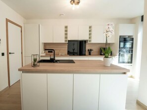 ثلاجة، ميكروويف، فرن، غسالة أطباق