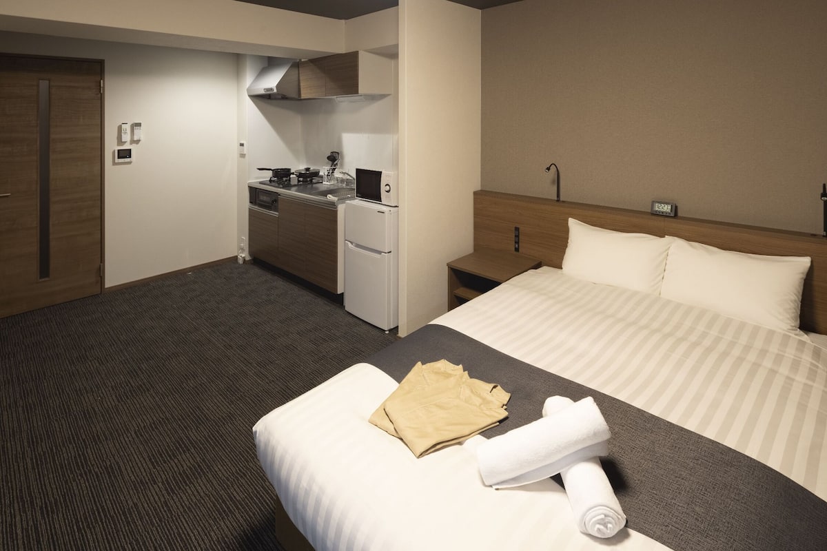 1 slaapkamer, donzen dekbedden, een kluis op de kamer