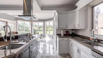 KylskÄp, mikrovÄgsugn, ugn och spishÀll