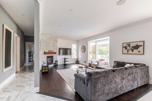 Smart-tv och eldstad