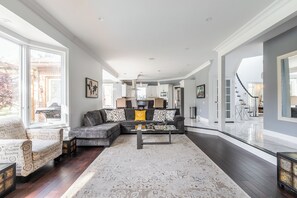 Smart-tv och eldstad