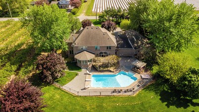Luxury Villa with Pool & Hot Tub in Niagara Wine Country