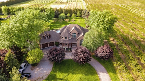 Luxury Villa with Pool & Hot Tub in Niagara Wine Country
