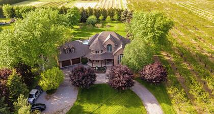 Luxury Villa with Pool & Hot Tub in Niagara Wine Country