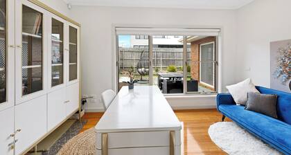 Provincial 3BR townhouse Chadstone MEL
