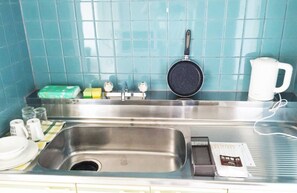 Basic Room, 2 Twin Beds, Non Smoking, Balcony | Private kitchen | Fridge, microwave, stovetop, cookware/dishes/utensils - Patio Fits 403 TT2 (Kyoto)